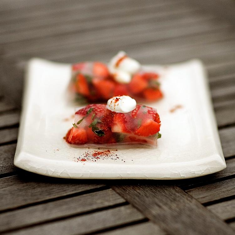Der er ikke meget, der overgår en gang jordbær naturel, men har man lyst til at prøve noget nyt, er jordbær også fantastiske i kombination med grønt, f.eks. avokado. Fotos: Henrik Kastenskov. 