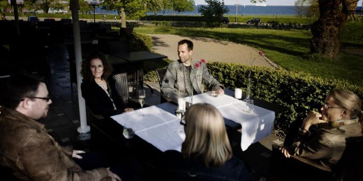 Nu kan man igen få velsmagende, veltilberedt og velserveret mad på Skovriderkroen. Den smukt beliggende spanske restaurant ES får fire store kokkehuer, trods enkelte fodfejl.  Foto: Niels Christensen 