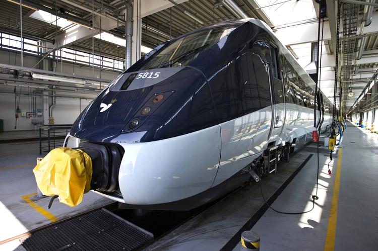 IC4-togene er stadig fyldt med fejl, som dette tog i DSB's klargøringscenter i Kastrup. Det er især softwaren i togene, der volder problemer. 