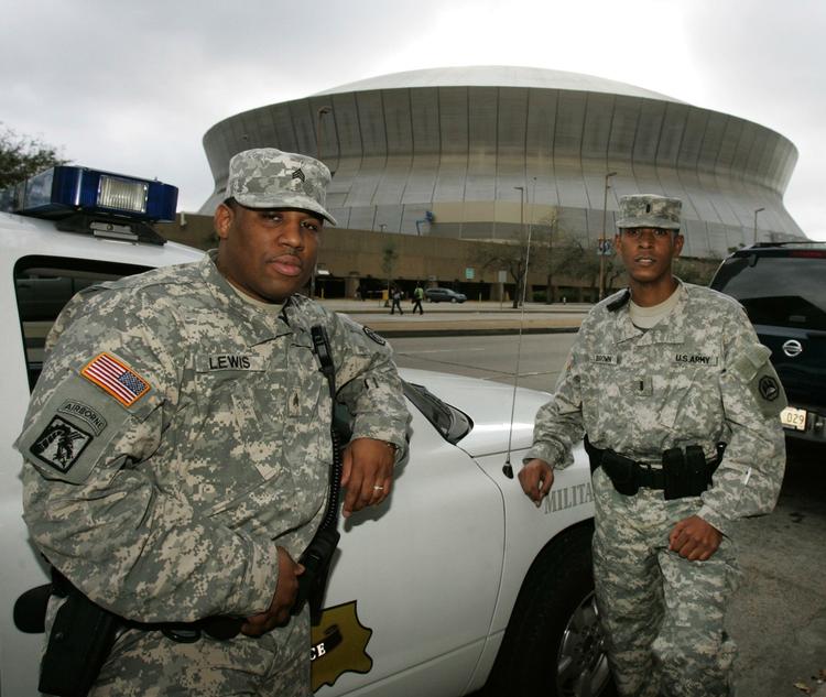 Hjemmeværnet foran Superdome i New Orleans. De sidste hjemmeværnsfolk trak sig ud af området i februar i år, efter at have hjulpet byen med at komme på fode efter orkanen Katrinas hærgen i august 2005. Arkivfoto. 