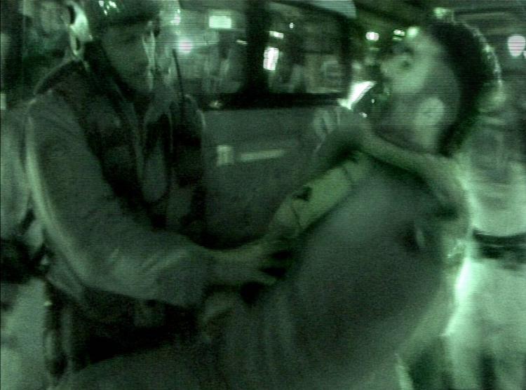 »Kan du fatte det, perker«, råber en ukendt politimand efter alt at dømme til en demonstrant på videooptagelsen, som Modkraft har offentliggjort. 