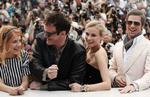 Tre af de vigtigste personer i 'Inglorious Basterds' og deres instruktør poserer på den berømte røde løber i Cannes. Fra venstre: franske Mélanie Laurent, Quentin Tarantino, tyske Diane Kruger og Brad Pitt. 