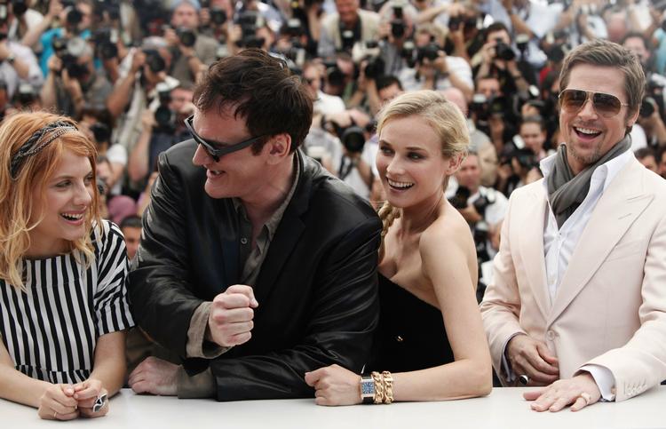 Tre af de vigtigste personer i 'Inglorious Basterds' og deres instruktør poserer på den berømte røde løber i Cannes. Fra venstre: franske Mélanie Laurent, Quentin Tarantino, tyske Diane Kruger og Brad Pitt. 