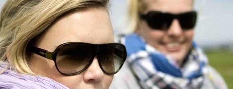 Camilla Hellemann og Elisabeth Osmund går begge regelmæssigt i solarium, selvom de godt ved, at det er usundt. 