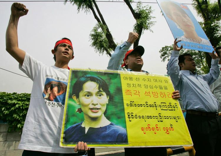 Burmesiske aktivister foran Myanmars ambassade i Seoul, Korea, i dag. 