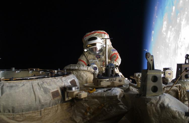 NASA-astronauten Michael Fincke på rumvandring den 10 marts i år for at foretage ydre vedligeholdelse på rumstationen ISS. Det er bl.a. den slags arbejde, en astronaut må påregne at skulle udføre. 