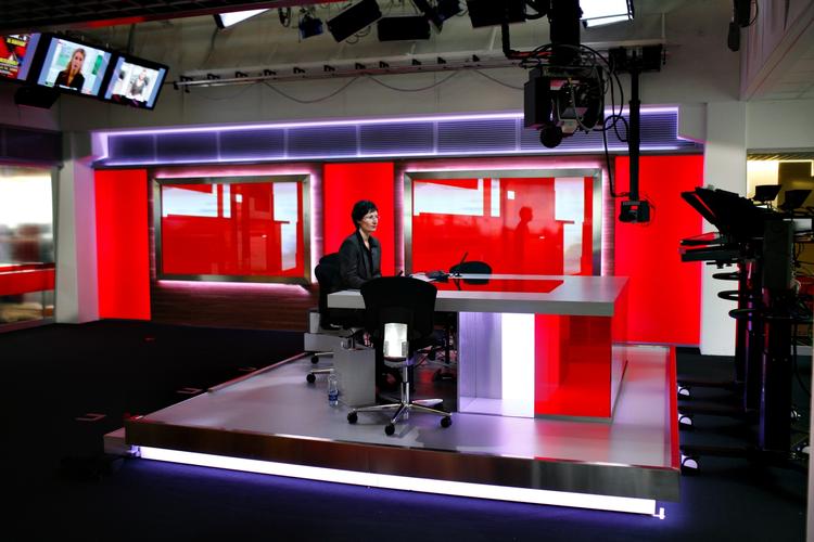 TV 2 har forgrenet sig med flere nye kanaler. Her er det studievært på TV 2 News, Lisbeth Davidsen, som gør sig klar til udsendelse. (Arkivfoto) 