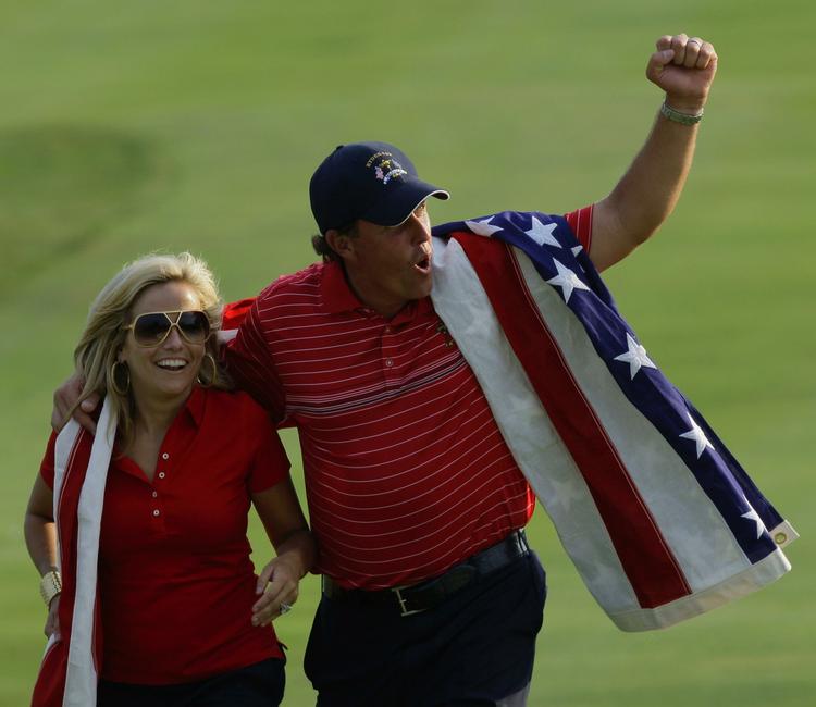 Amy Mickelson var ved sin mands side, da Phil Mickelson sidste år for syvende gang var med to det amerikanske Ryder Cup-hold, der besejrede Europa i Louisville, Kentucky. Arkivfoto. 