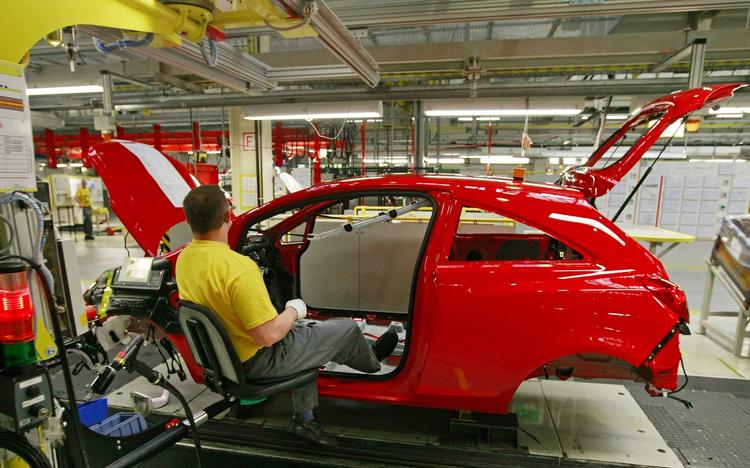 En arbejder er ved at samle en Opel Corsa på fabrikken i Eisenach i Tyskland. (Arkivfoto) 