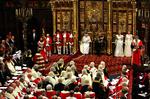 Den engelske dronning, Elizabeth ll, læser sin tale fra tronen i Overhuset, House of Lords, i LOndon ved parlamentets åbning. Nu er to medlemmer for første gang i 350 år suspenderet for bestikkelse. 