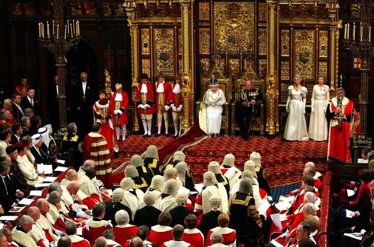 Den engelske dronning, Elizabeth ll, læser sin tale fra tronen i Overhuset, House of Lords, i LOndon ved parlamentets åbning. Nu er to medlemmer for første gang i 350 år suspenderet for bestikkelse. 