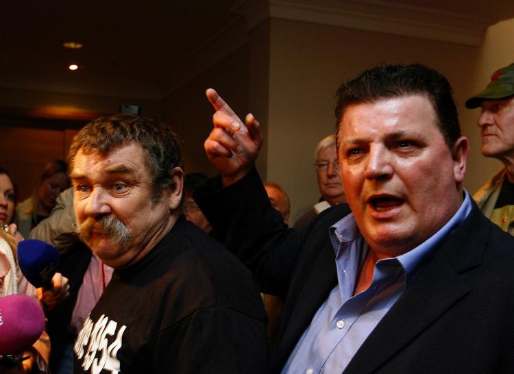 John Kelly, der er repræsentant for gruppen af ofre for den katolske kirkes børnemishandling i Irland, råber ad medlemmer af kommissionen, der i dag fremlagde de rystende konklusioner over 60 års børnemishandling i den katolske kirke i Irland. 