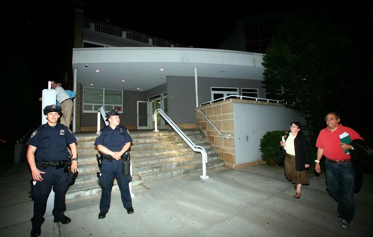 Politiet uden for synagogen Riverdale Jewish Center i Bronx, New York. Synagogen var i går mål for et muligt bombeangreb. Fire er anholdt i sagen. 