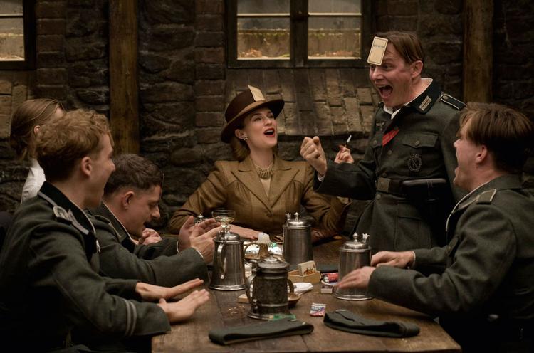 Quentin Tarantinos Cannes-bidrag, 'Inglourious Basterds', handler om Anden Verdenskrig, men filmen kunne lige så vel have udspillet sig på et  mexicansk horehus som i det besatte  Paris. Foto fra filmen 