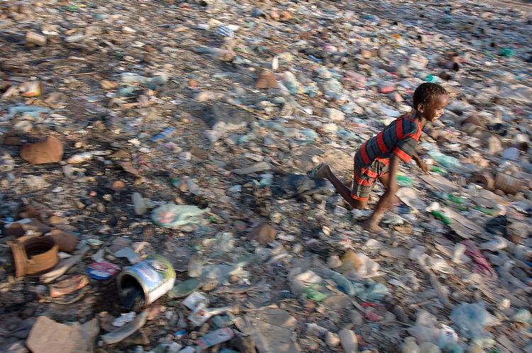 Hver sjette barn i Somalia overlever ikke deres fem års fødselsdag. Og når de bliver teenagere, står krigens parter klar til at hverve dem som soldater. 