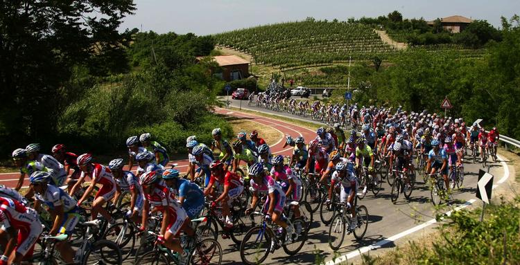 Denis Menchov har hurtigst på dagens Giro-etape. Her et af dagens mere rolige øjeblikke. 