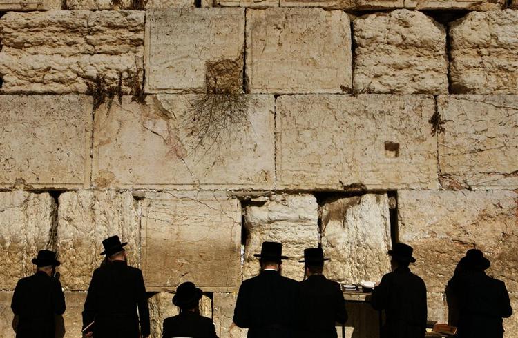 Jøder beder ved Grædemuren i Jerusalem. 