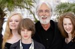 Den østrigske instruktør Michael Haneke omgivet af tre unge tyske skuespillere fra 'Das Weisse Band': Til højre Roxanne Duran, til venstre Marie-Victoria Dragus og forrest Leonard Proxauf. Hanekes film er uhyre gennemført og seværdig, men for smal til at vinde palmer, skriver Kim Skotte. 