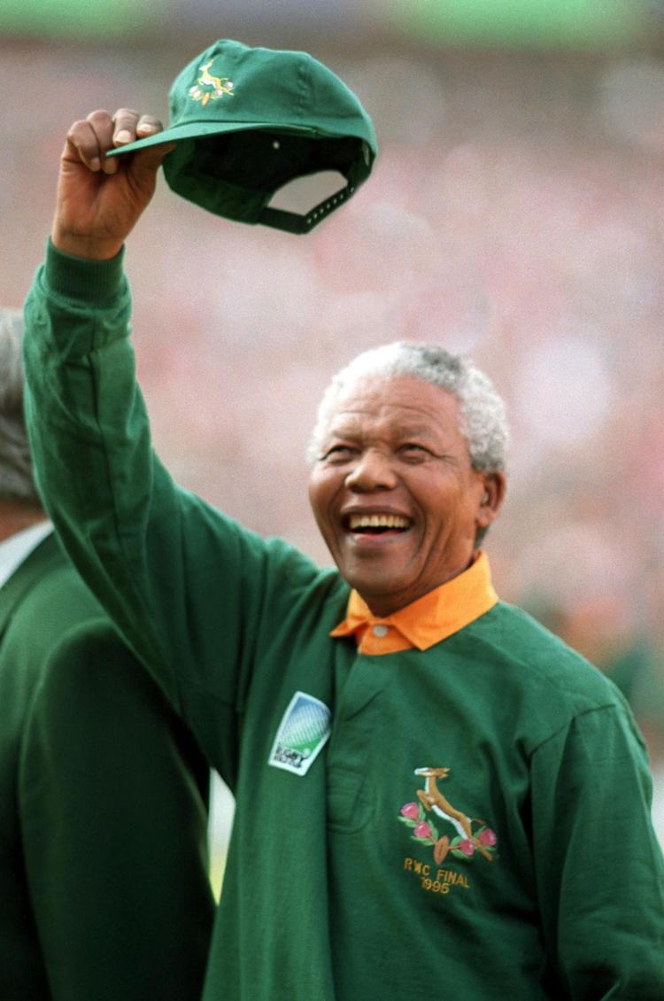 Det var et af verdenshistoriens mest brillante politiske skakatræk, da Nelson Mandela i 1995 entrede banen inden finalen ved rugby-VM iført det sydafrikanske landsholds grønne trøje. Sydafrika vandt finalen over New Zealand, og det førte til fælles sort-hvid glædesrus, der gav forsoningen et kæmpe skub fremad. 