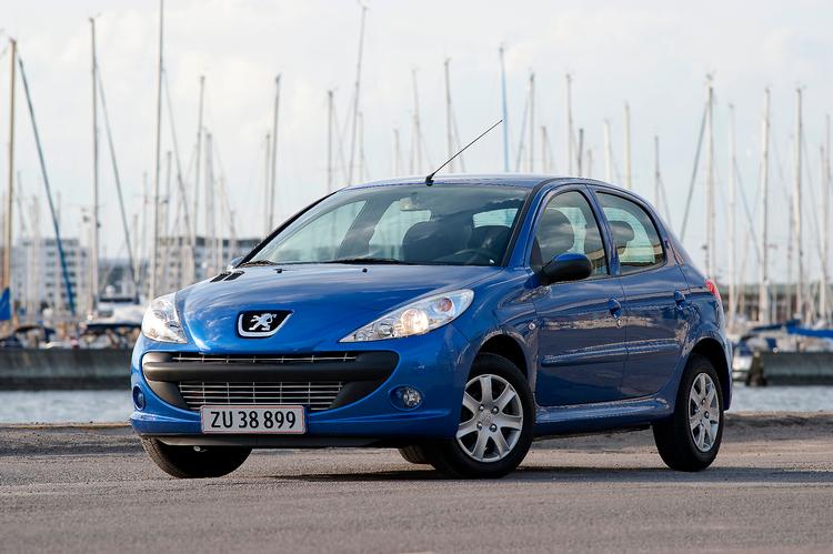 Peugeot 206 har været til kosmetolog, og  resultatet er Peugeot 206+: ny facade, men stort set samme indhold. Foto: Peugeot 