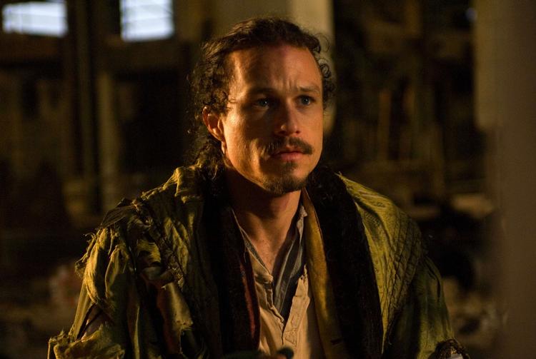 Heath Ledger spiller svindleren Tony i det meste af filmen. I eventyrscenerne bliver han dog erstattet af Johnny Depp, Jude Law og Colin Farrell. 