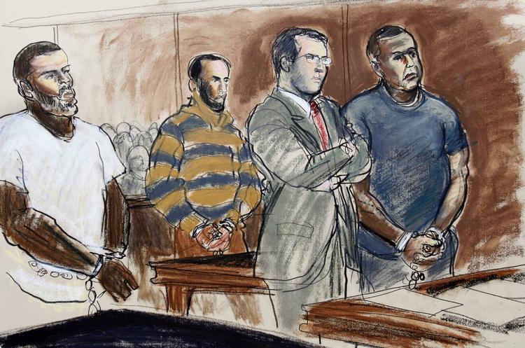 Tre af de fire terrormistænkte og advokat Vincent Briccetti i jakkesæt i en tegning fra retssagen i New York. 