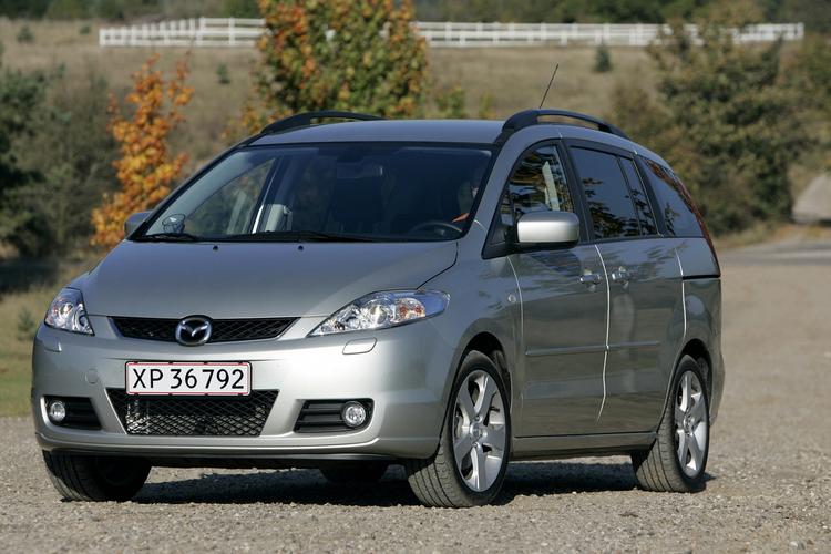 Mazda 5 har en detalje, som de færreste konkurrenter kan tilbyde: skydedøre til bagsæderne. 