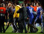 Det kom til tumult efter kampen mellem Chelsea og Barcelona, og de vilde beskyldninger fyger fortsat i luften. Her forsøger sikkerhedsfolk at skærme dommer Tor Henning Øvrebø for vrede Chelsea-spillere. 