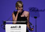 Sharon Stone blev følelsesmæssigt berørt, da hun talte om skuespilleren Natasha Richardson, der døde i en skiulykke i marts. Richardson var også aktiv i aids-fonden amfAR. Med til festen var også sangerinden Annie Lennox, der dedikerede 'Talking to an Angel' til Natascha Richardson. 