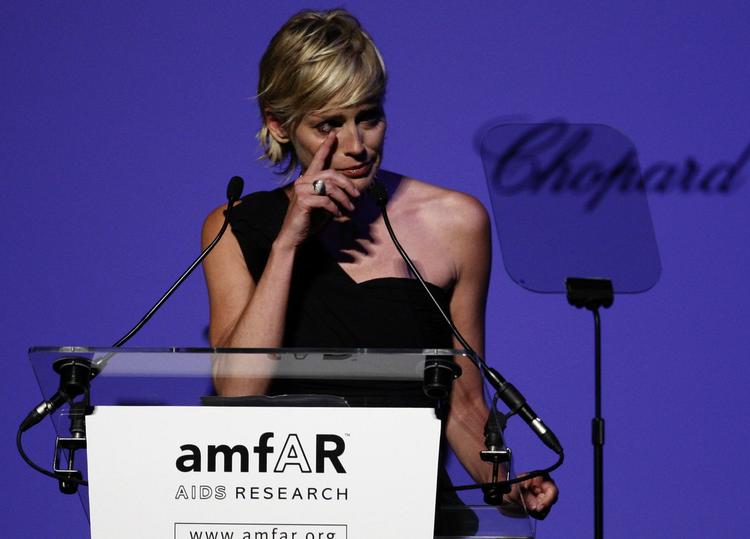 Sharon Stone blev følelsesmæssigt berørt, da hun talte om skuespilleren Natasha Richardson, der døde i en skiulykke i marts. Richardson var også aktiv i aids-fonden amfAR. Med til festen var også sangerinden Annie Lennox, der dedikerede 'Talking to an Angel' til Natascha Richardson. 