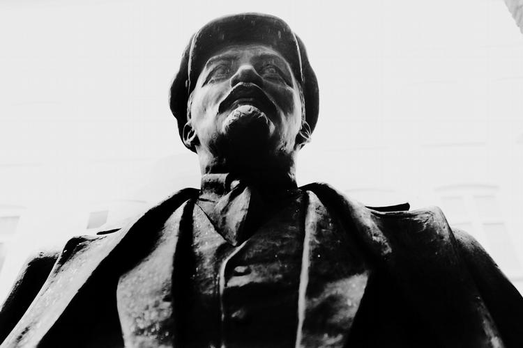 De balsamerede, jordiske rester af Lenin må undvære det årlige nye sæt tøj. Her et billede af Lenin-statuen ved Arbejdermuseet i København. 
