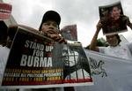 Demonstranter foran FNs bygninger i Bangkok, Thailand, krævede i dag Suu Kyis frigvielse. 