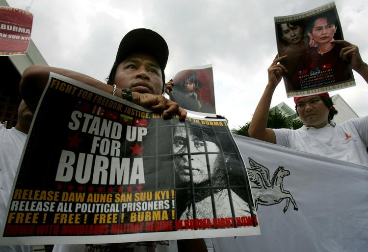 Demonstranter foran FNs bygninger i Bangkok, Thailand, krævede i dag Suu Kyis frigvielse. 