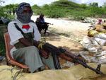 Fronterne er trukket hårdt op i Somalias hovedstad, Mogadishu. Her ses en oprørskriger ved en post i udkanten af byen for to dage siden. Arkivfoto. 