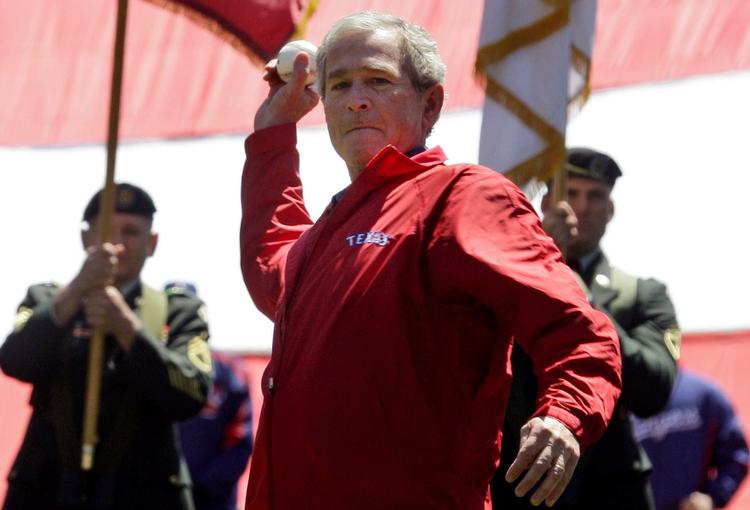 George Bush har optrådt i få officielle sammenhænge, siden han blev afløst som præsident. Her kaster han sæsonåbneren i baseballkampen mellem Cleveland Indians og Texas Ranger i Arlington, Texas. Arkivfoto. 