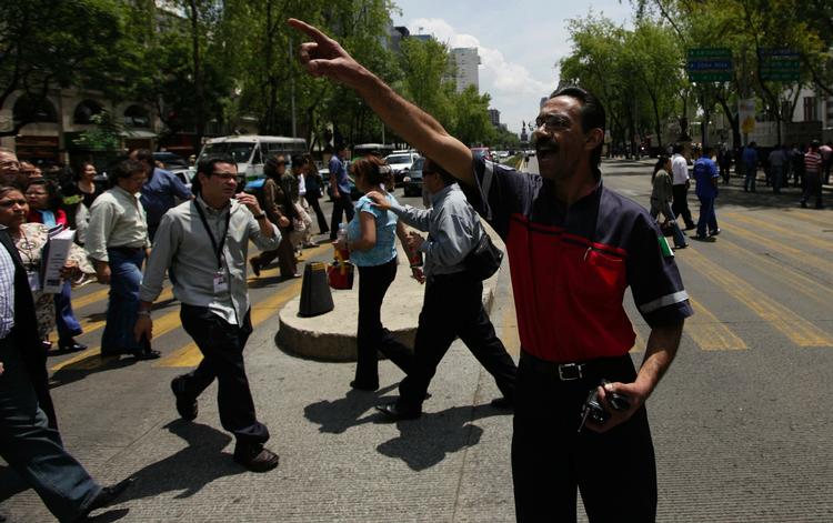 Folk bliver evakueret fra skyskraberne i Mexico City, der er ramt af et jordskælv. 