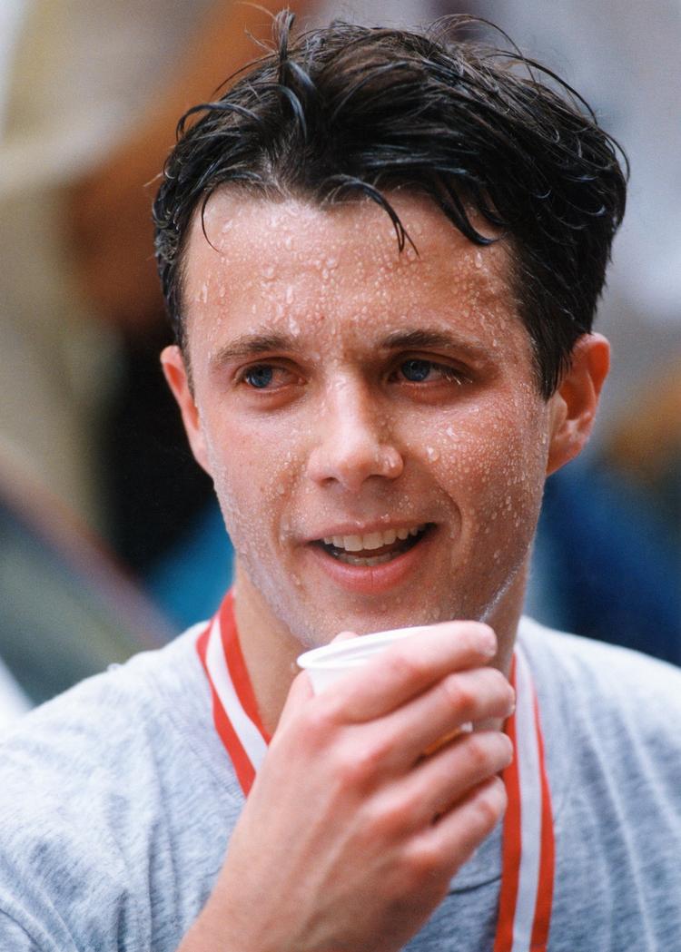 En storsvedende kronprins Frederik efter at have gennemført Copenhagen Marathon i 1994. På søndag giver han startsignalet. Arkivfoto. 