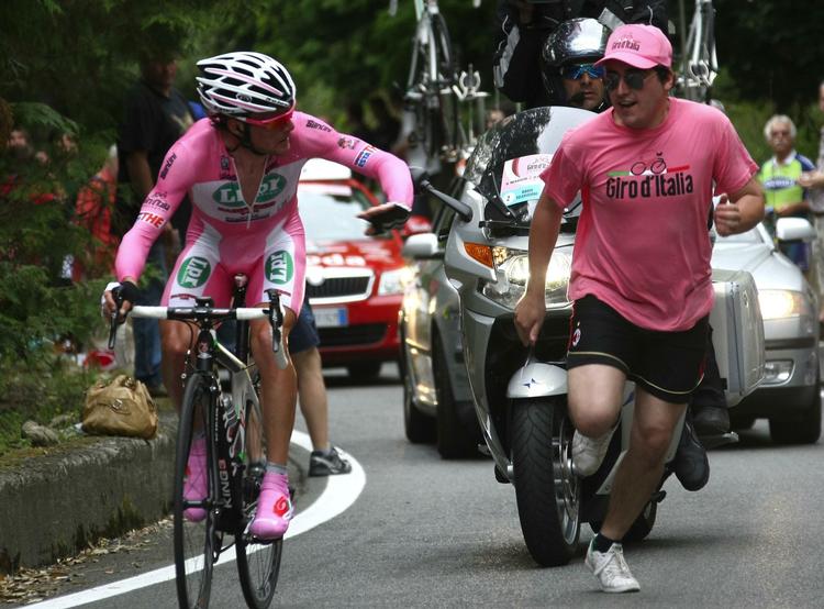 Det er godt at være populær, men fansene kan også komme for tæt på som denne tilskuer på 12. etape af Giro d'Italia,  som bliver verfet væk af Danilo Di Luca. 