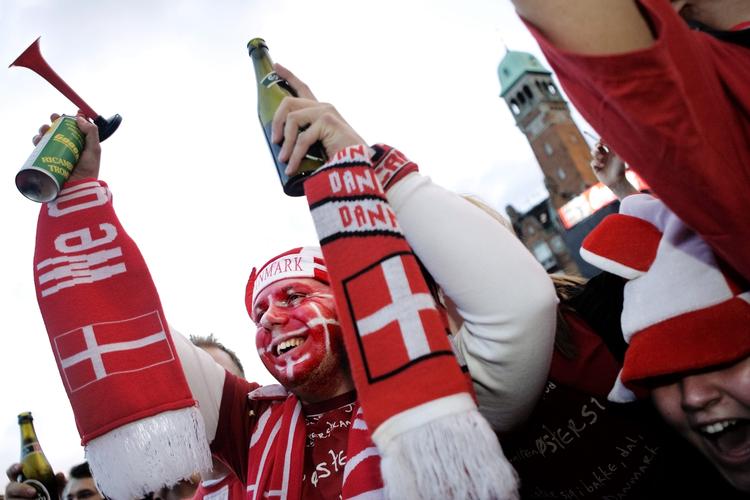 Opgøret mod Sverige har altid betydet meget for de danske fodboldfans. Her er det en af slagsen, som overværet EM-kampen mellem de to lande på storskærm på Rådhuspladsen i 2004. 