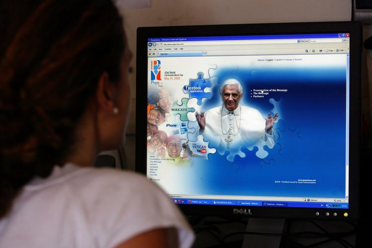 Det er fra internetsiden her, www.pope2you.net, at Facebook-brugere kan tilføje pavens applikation til deres profil på det sociale netværk. 