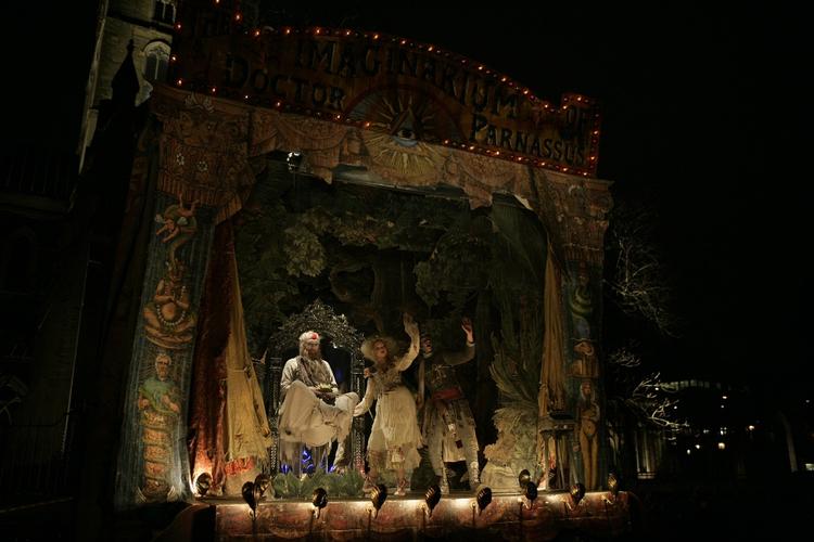 Doctor Parnassus' teatertrup får en engageret følgesvend i skikkelse af Heath Ledger med på turen. Foto fra filmen. 