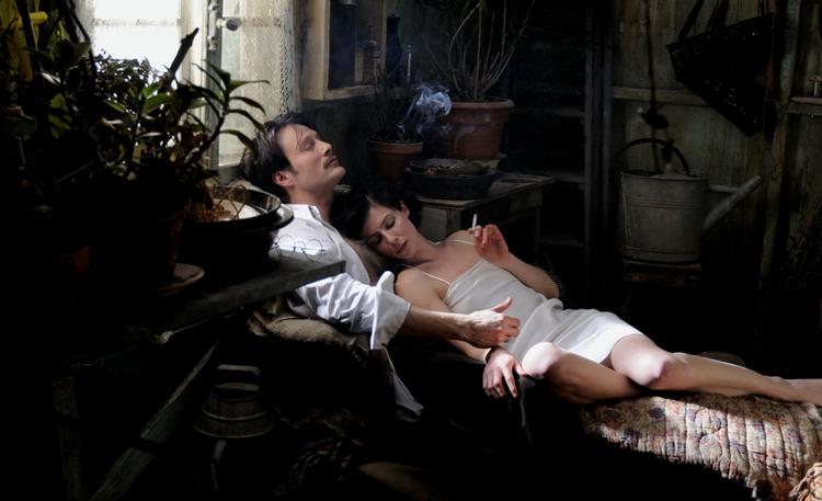 Mads Mikkelsen spiller Igor Stravinskij, og Anna Mouglalis er Coco Chanel i kærlighedsfilmen, der afslutter årets filmfestival i Cannes. Foto fra filmen. 