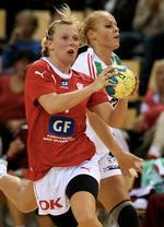 En skade i baglåret forhindrer venstrefløjsspilleren Gitte Aaen i at spille for Viborg HK i den første DM-finale mod Aalborg DH. (Arkiv) 