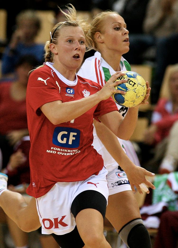 En skade i baglåret forhindrer venstrefløjsspilleren Gitte Aaen i at spille for Viborg HK i den første DM-finale mod Aalborg DH. (Arkiv) 