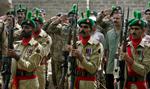 Pakistanske soldater fotograferet i onsdags, hvor de gør honør ved en parade til ære for major Abid Majeed, som blev dræbt i kamp mod Taleban-styrker i Swat. 