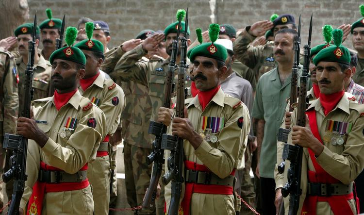 Pakistanske soldater fotograferet i onsdags, hvor de gør honør ved en parade til ære for major Abid Majeed, som blev dræbt i kamp mod Taleban-styrker i Swat. 