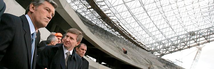 RigmandsFyrste. Når det kommer til politisk indflydelse, er de ukrainske rigmænd rigere end nogensinde. Her ses den ukrainske præsident, Viktor Jusjtjenko (tv.), flankeret af en af landets rigeste og mest indflydelsesrige mænd, Rinat Akhmetov. Foto: Polfoto 