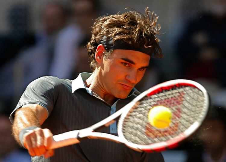 Roger Federer selvtillid er i top forud for French Open, efter han slog Rafael Nadal i Madrid Open med cifrene 6-4, 6-4. (Arkiv) 