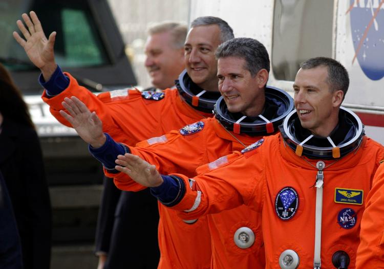 De skulle have landet i dag, men må blive oppe i rummet til i morgen, astronauterne på rumfærgen Atlantis, som her er fotograferet ved opsendelsen 11. maj. 