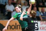 Viborgs Grit Jurack og Aalborgs Linnea Torstenson i nærkamp under dagens  første DM-finale i kvindehåndbold. 